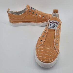 NWOT True Religion Korey Slip On Canvas Tan Laceless Raw Cut Shoes Women's 8.5